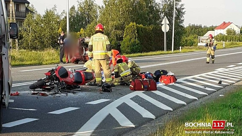 Gorzków. Wypadek z udziałem motocykla, pasażerka zabrana śmigłowcem do szpitala [ZDJĘCIA]