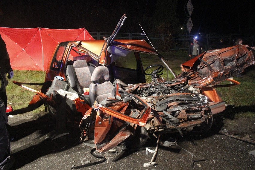 Śmiertelny wypadek na Strykowskiej. Kierowca tico wjechał pod autokar [ZDJĘCIA+FILM]