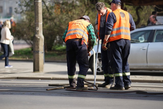 Wybrzuszenie szyny na ul. Kościuszki, zdjęcia z niedzieli.