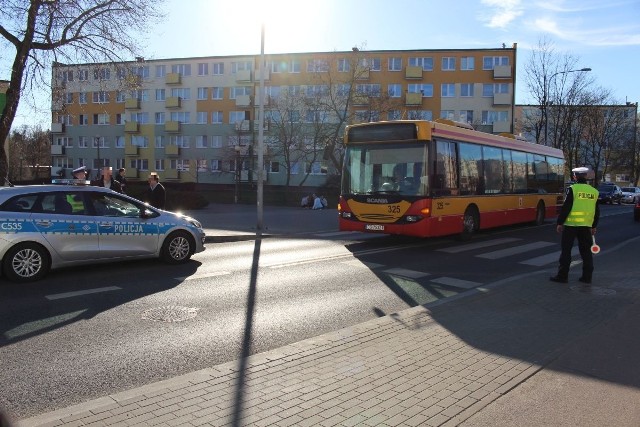 Do wypadku doszło na przejściu dla pieszych w okolicy marketu "Stokrotka". Ze wstępnych ustaleń policjantów wynika, że kierujący autobusem komunikacji miejskiej, marki scania 52-letni grudziądzanin na oznakowanym przejściu dla pieszych potrącił 68-letnią mieszkankę Grudziądza