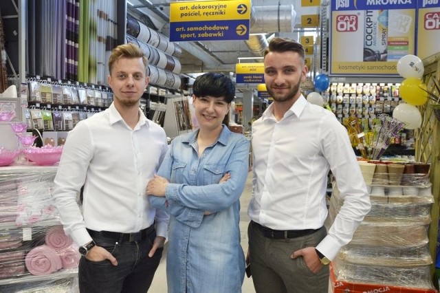 Na wielkie otwarcie supermarketu budowlanego Mrówka zapraszają: inwestor Patryk Barucha (pierwszy po prawej), kierownik sklepu Agnieszka Krysiak oraz inwestor Mateusz Malara.