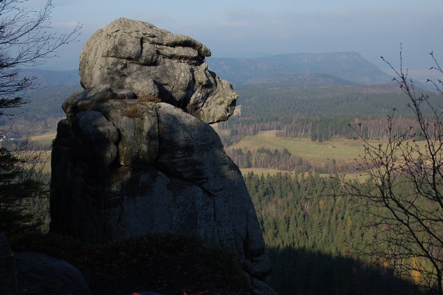 W nadchodzący weekend szykuje się naprawdę dobra pogoda. W cieniu powinno być 18-19, a w słońcu nawet ponad 25 stopni. Wiele osób czekało na taką aurę i miłośnicy przyrody oraz górskich wędrówek na pewno wyruszą w plener. Mamy coś dla turystów ceniących sobie dolnośląską przyrodę. Prezentujemy najpiękniejsze naszym zdaniem szczyty Dolnego Śląska. Przy każdym znajdziecie krótki opis. Zachęcamy Was do wyjścia na górskie szlaki w ten piękny początek wiosny. Mamy doskonałe możliwości, bo z Wrocławia pod wiele szczytów podjedziemy w ciągu 1-2 godzin.  Zobacz propozycje na kolejnych slajdach.