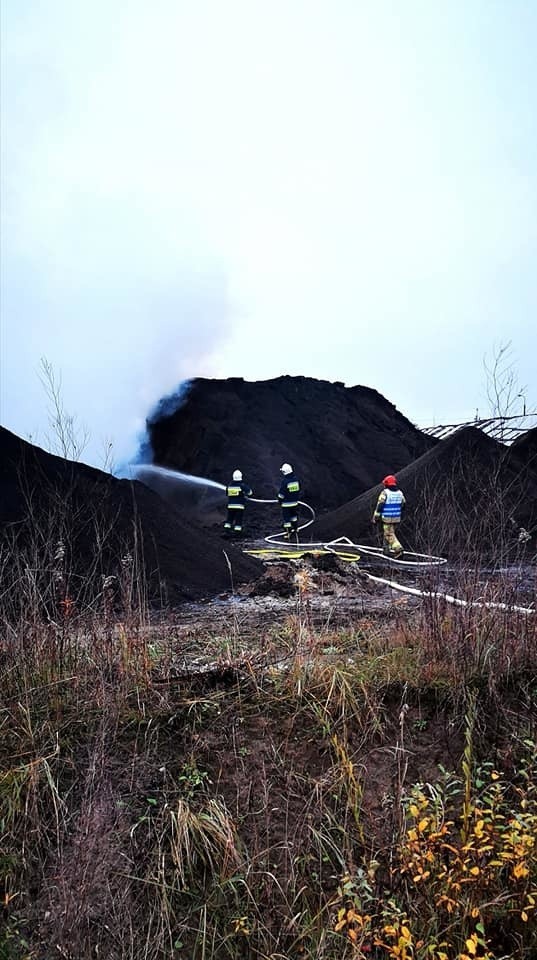Pożar pelletu w Knapach, w akcji udział brały cztery zastępy straży pożarnej (ZDJĘCIA)