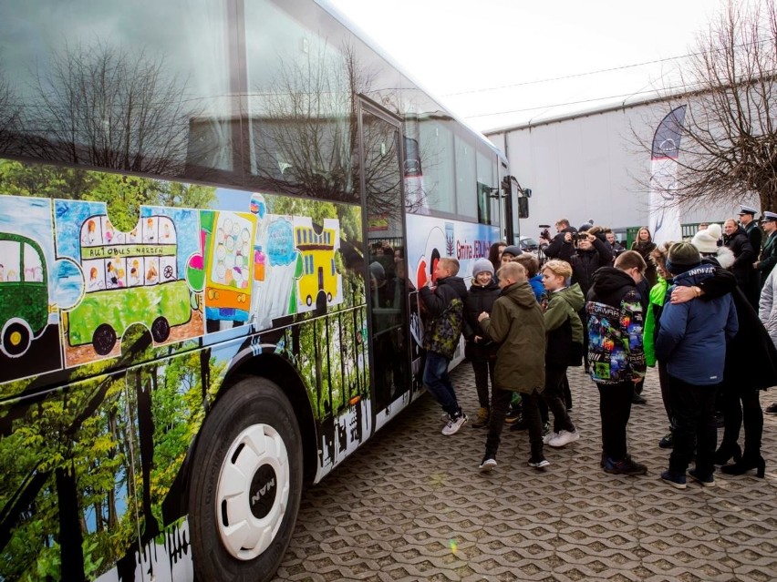 Nowy autobus dla szkoły podstawowej we Wsoli w gminie Jedlińsk. Gmina kupiła go dzięki dotacji z Polskiego Ładu (FOTO)