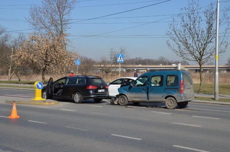 Wrocław: Wypadek na Popowickiej. Volkswagen zderzył się z renault (ZDJĘCIA)