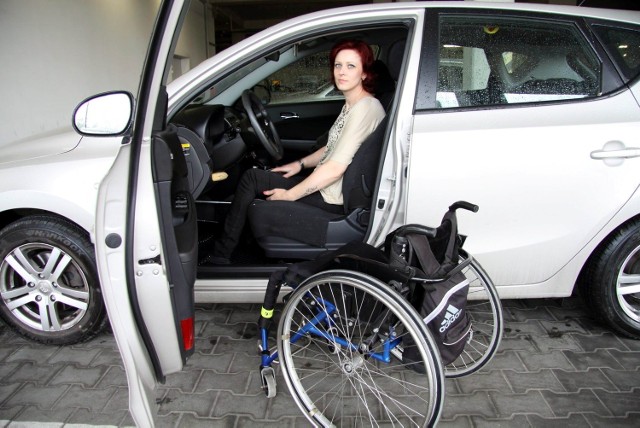 - Bez możliwości parkowania na kopercie zarezerwowanej dla osoby niepełnosprawnej byłoby mi bardzo trudno poruszać się samochodem - podkreśla Ewa Michalak