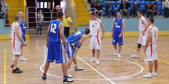 Mecz UMKS - Basket rozpocznie się dzisiaj, w środę, o godzinie 17.30 w hali przy ulicy Żytniej w Kielcach. Wstęp bezpłatny.