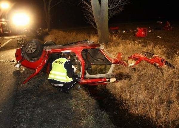 W wyniku zdarzenia kierujący i pasażer skody, jak i kierowca BMW doznali obrażeń ciała.
