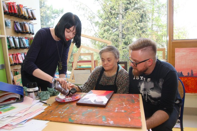 Terapeuci Agata Trzcina i Bartosz Mirucki podczas zajęć plastycznych. W środku 63-letnia pani Tereska, najstarsza podopieczna Środowiskowego Domu Samopomocy fundacji państwa Jednorogów.