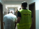 Był pijany awanturował się i próbował wręczyć policjantom łapówkę