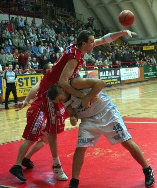 Po tym faulu Rafała Partyki (z prawej) na Michale Wołoszynie, sędziowie odgwizdali przewinienie umyślne koszykarzowi Stali.
