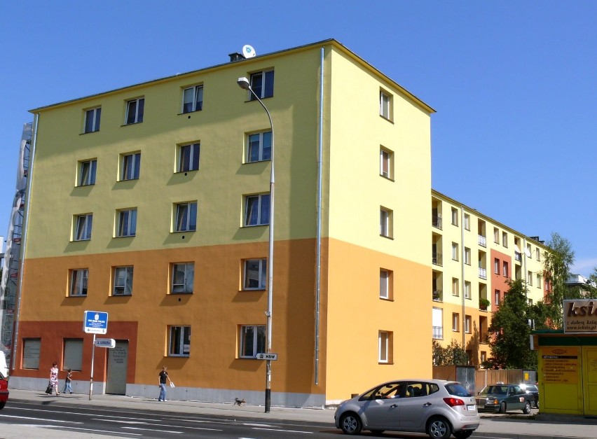 Świeżo odnowiony budynek przy ulicy Popiełuszki.