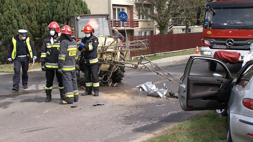 Świebodzin, Radlna. Zderzenie samochodu osobowego z traktorem. Kierowca w szpitalu