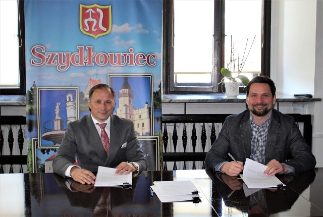 Burmistrz Artur Ludew (z lewej) podpisał umowę na wykonanie inwestycji z przedstawicielem firmy, która zrealizuje zadanie.