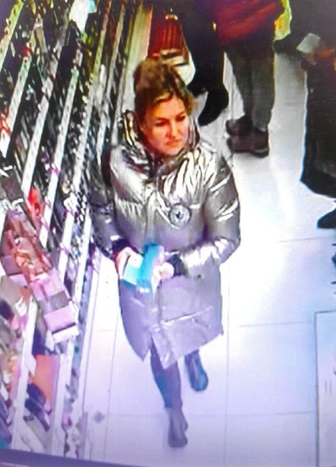 Policjanci poszukują kobiety, która ukradła kosmetyki w Bielsku Podlaskim