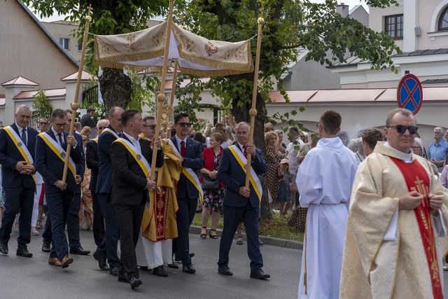 Procesja w parafii pod wezwaniem Świętego Krzyża w Kozienicach przebiegała w podniosłej, ale jednocześnie radosnej atmosferze.