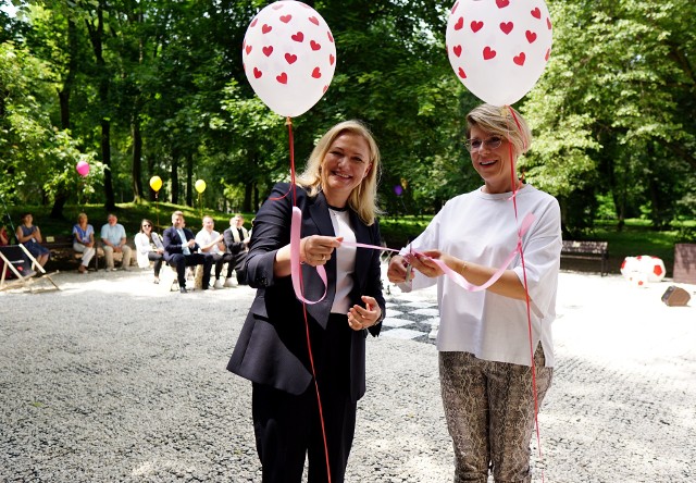 Plac rekreacyjno-wypoczynkowy na terenie parku Szpitala Neuropsychiatrycznego im. Prof.Mieczysława Kaczyńskiego w Lublinie jest już oficjalnie otwarty. Jego darczyńcą jest Fundacja PGE dzięki staraniom Fundacji na Rzecz Szpitala Neuropsychiatrycznego w Lublinie.