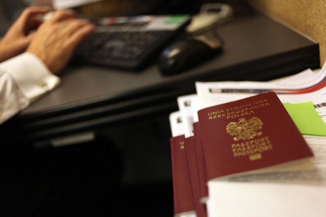 Wakacje coraz bliżej. 200 osób dziennie przychodzi po paszporty