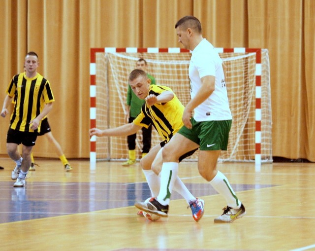 W meczu na szczycie w grupie "A" Unisław Friends (żółto-czarne stroje) uległ BS Skoda Auto Grudziądz 2:5.