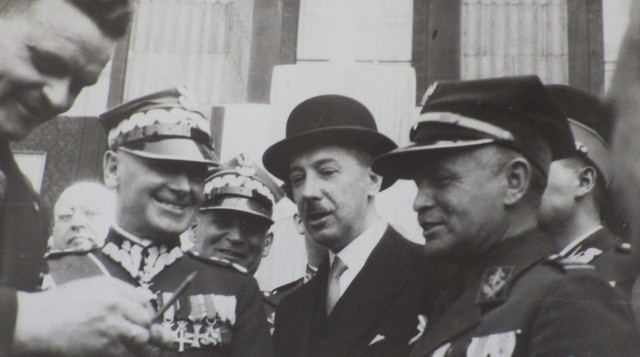 Wojewoda Michał Grażyński (z prawej) podczas obchodów 15....