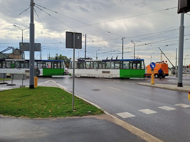 Zablokowane torowisko i jezdnia na Wyszyńskiego. Zepsuł się tramwaj