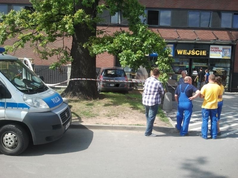 Wrocław: Kobieta wjechała w kominki i grille przed Castoramą