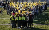 Uczniowie trójmiejskich szkół wyrazili solidarność z protestującymi nauczycielami, tworząc w Gdańsku symboliczny "wykrzyknik poparcia"
