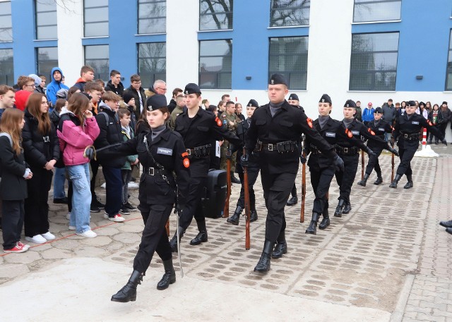 Podczas Dni Otwartych w Szkołach ZDZ w Radomiu uczniowie ósmych klas mogli zobaczyć pokaz musztry paradnej.