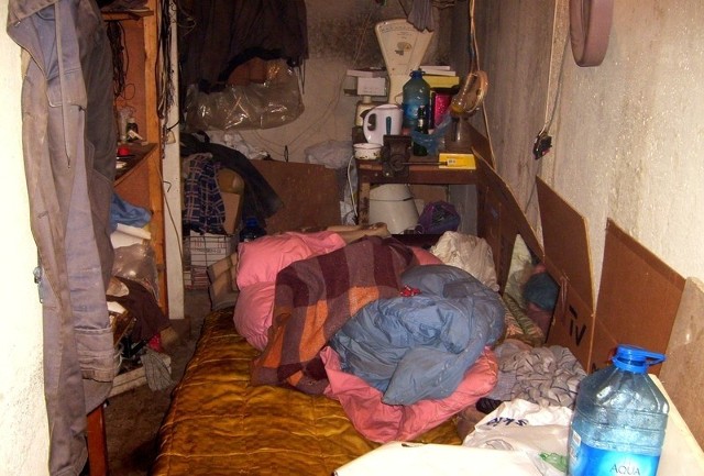 Tak wyglądała piwnica, w której spał bezdomny .