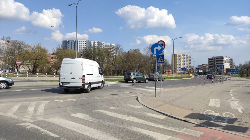 Wypadek na skrzyżowaniu ulic Wyszyńskiego i Bema. Zderzenie toyoty z dostawczakiem. Kobieta wymusiła pierwszeństwo [ZDJĘCIA]