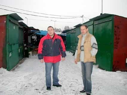 Kupcy przewidują, że przemyski bazar ożywi się dopiero w marcu. Od lewej Rafał Siwarga, kierownik bazaru, z prawej Jerzy Dudziak