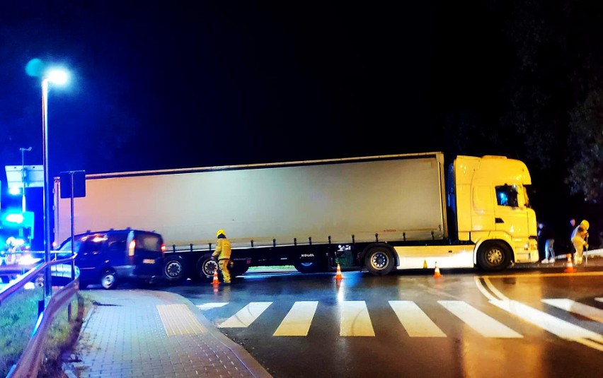 Droga 968 zablokowana w Kasince Małej po zderzeniu auta osobowego z ciężarówką