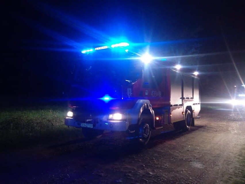 Strażacy z Radoszyc gasili pożar dzikiego wysypiska śmieci [ZDJĘCIA]