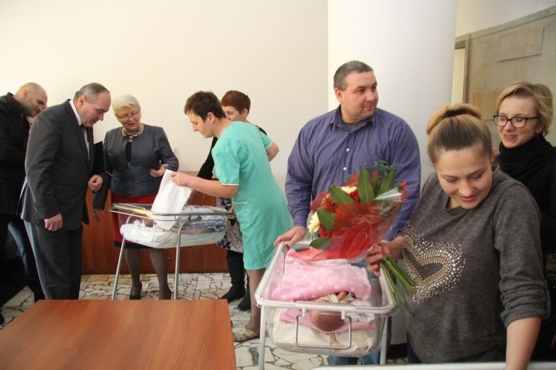 Władze z podarkami u trojaczków w szpitalu w Kielc