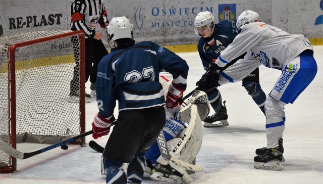 1 liga hokejowa: UKH Unia Oświęcim - SMS PZHL Katowice 1:6. Na zdjęciu: Arkadiusz Karasiński (na dalszym planie), zdobywa drugiego gola dla "Orląt".