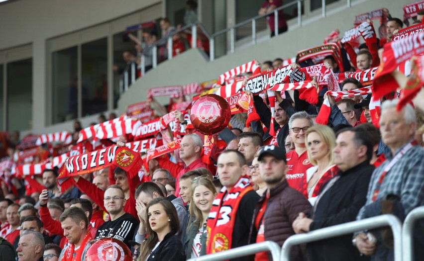 Kibice na trybunach Widzewa. Od prawej kapelan sportu...