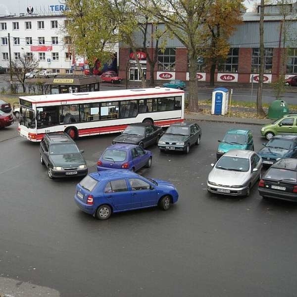 Kierowcy autobusów mają problem z przejechaniem przez pętlę.