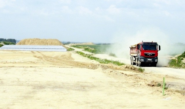 Budowa A-4 to wielkie szanse dla regionu, ale też wzmożony ruch ciężarówek, które musza przewieźć jeszcze miliony ton materiałów. Fot. Józef Lonczak