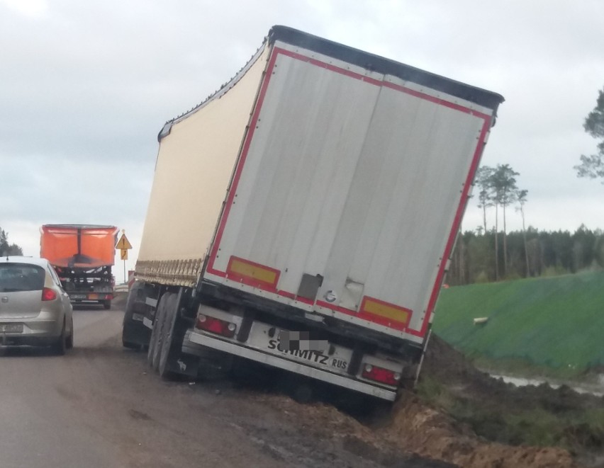 Droga Ostrów - Wyszków: błąd podczas wymijania, tir w rowie