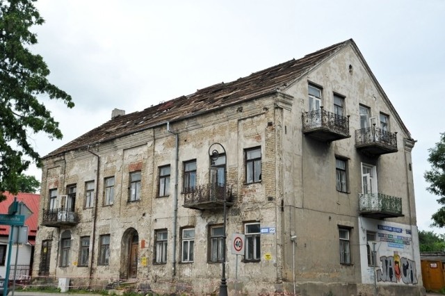 Dom przy ul. Staszica 2 powstał w 1868 roku. Teraz rozpoczął się jego remont. Zostanie wymieniony dach i zrobiona elewacja.