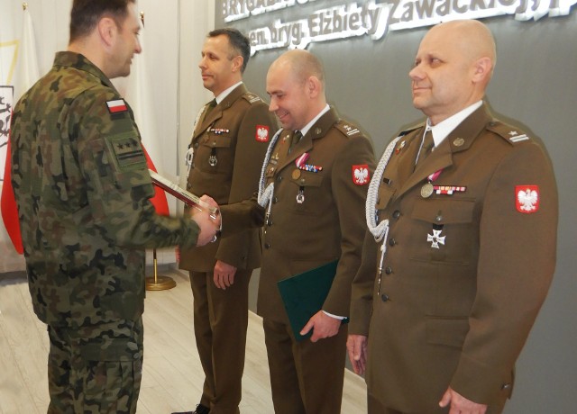 Moment wręczenia nominacji na dowódcę 82. blp ppłk. Markowi Bartkowiakowi