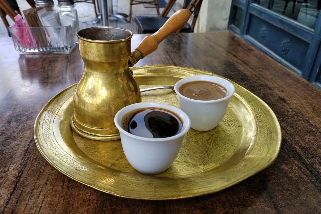 Kawa po turecku jest słodka, czarna i aromatycznaNowoczesne metody parzenia kawy wypierają metody tradycyjne - jednak do tych drugich chce wracać coraz więcej smakoszy kawy.