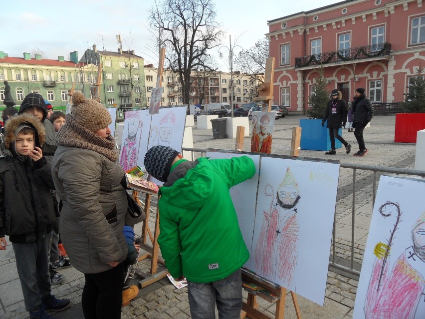 Do Częstochowy przyjechał św. Mikołaj i zapalił światełka [ZDJĘCIA]