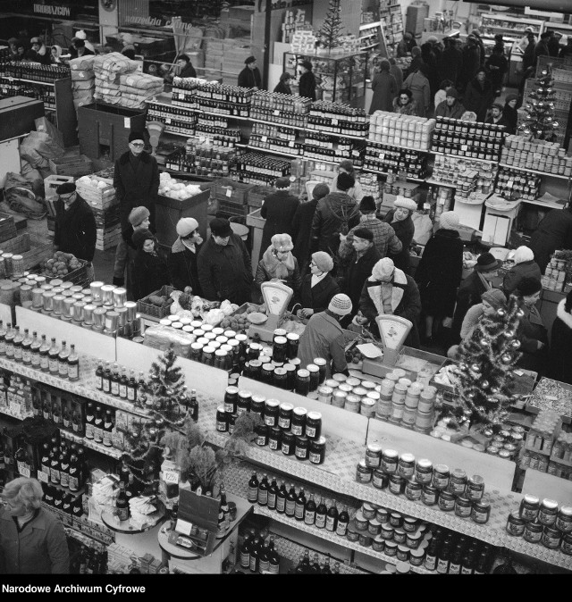 W PRL-u ludzie tłumnie szturmowali sklepy, by na ostatnią chwilę kupić jeszcze prezenty i potrzebne artykuły spożywcze.