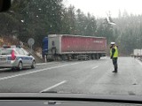 Orawa: Krajowa "siódemka" zablokowana. Tir wpadł w poślizg i tarasuje połowę drogi