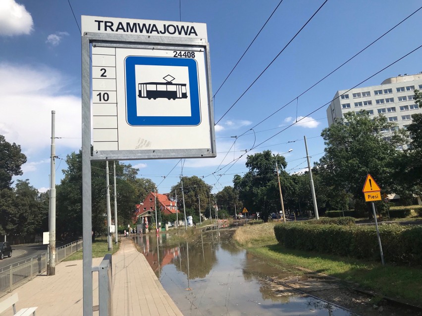 Nie jeżdżą tramwaje. Awaria wodociągowa przy zajezdni Dąbie