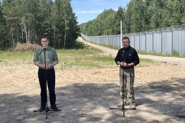 Szef rządu Mateusz Morawiecki oraz szef MON Mariusz Błaszczak spotkali się w Krynkach z żołnierzami pomagającymi Straży Granicznej na wschodniej granicy kraju.