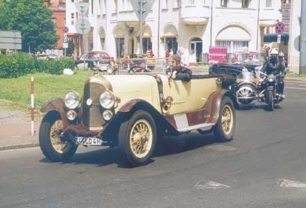 Kawalkadę weteranów szos prowadzi Stoewer z 1924 roku