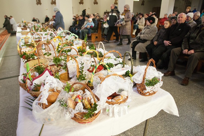 Święcenie pokarmów. Parafia św. Rodziny przy ul. Grottgera w Słupsku