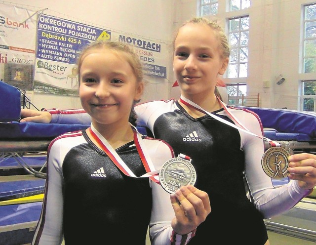 Nasze medalistki w klasie III sportowej: złota Weronika Lesik (z prawej) i srebrna Nikola Sykulska.